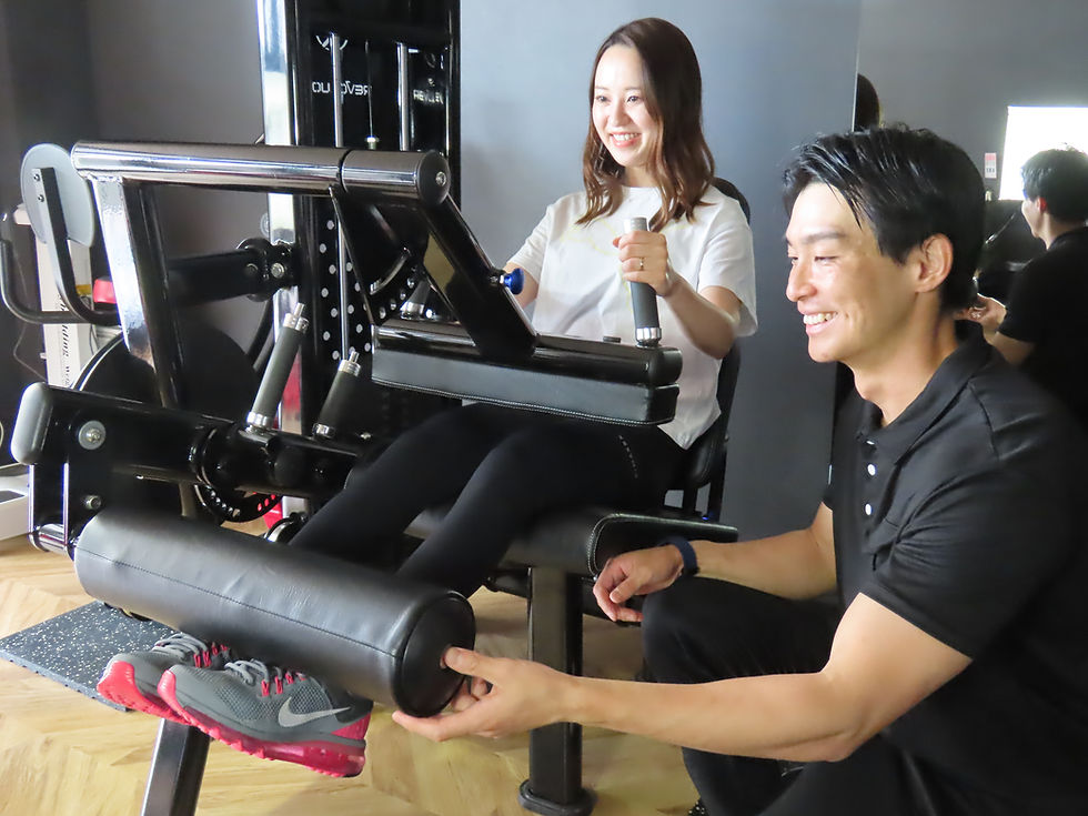 姫路のパーソナルトレーニングジムでのマンツーマン指導中のトレーニング風景