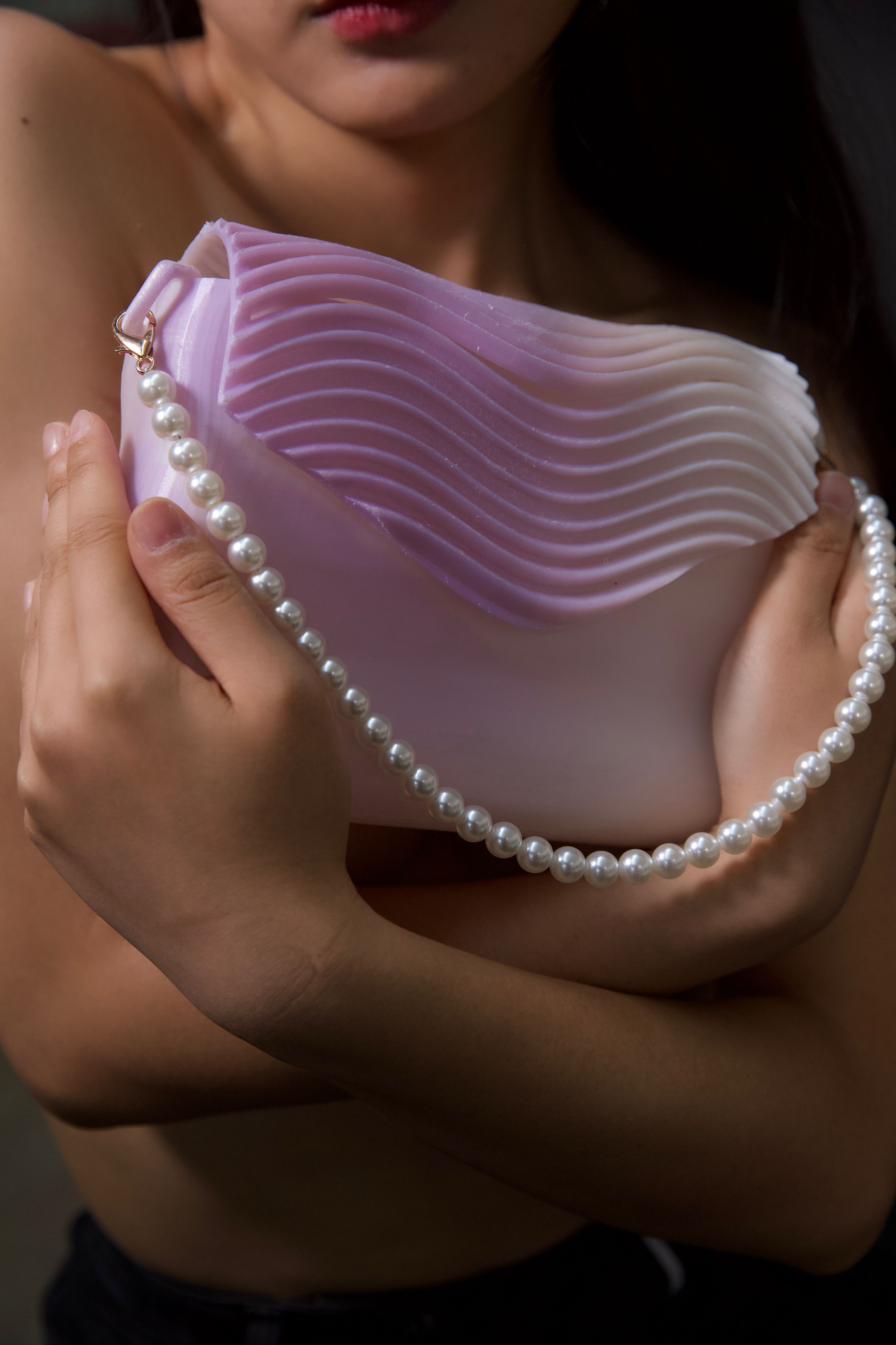 3D printed handbag changing colors with sunlight