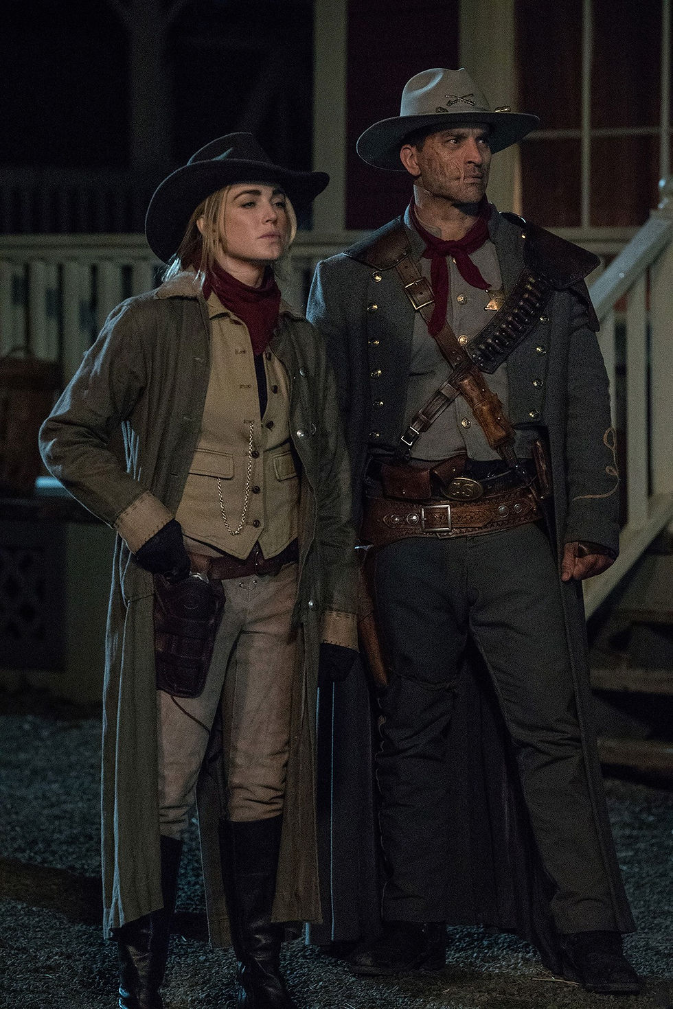 Sara Lance(Caity Lotz) e Jonah Rex(Johnathan Schaech) no ultimo episódio da temporada de LoT