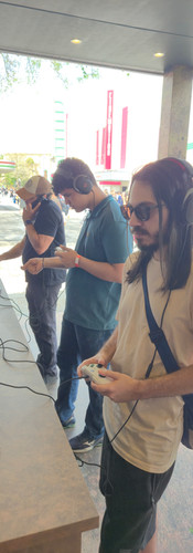 Visitantes testando Dying Light: The Beast no estande temático do Hopi Hari