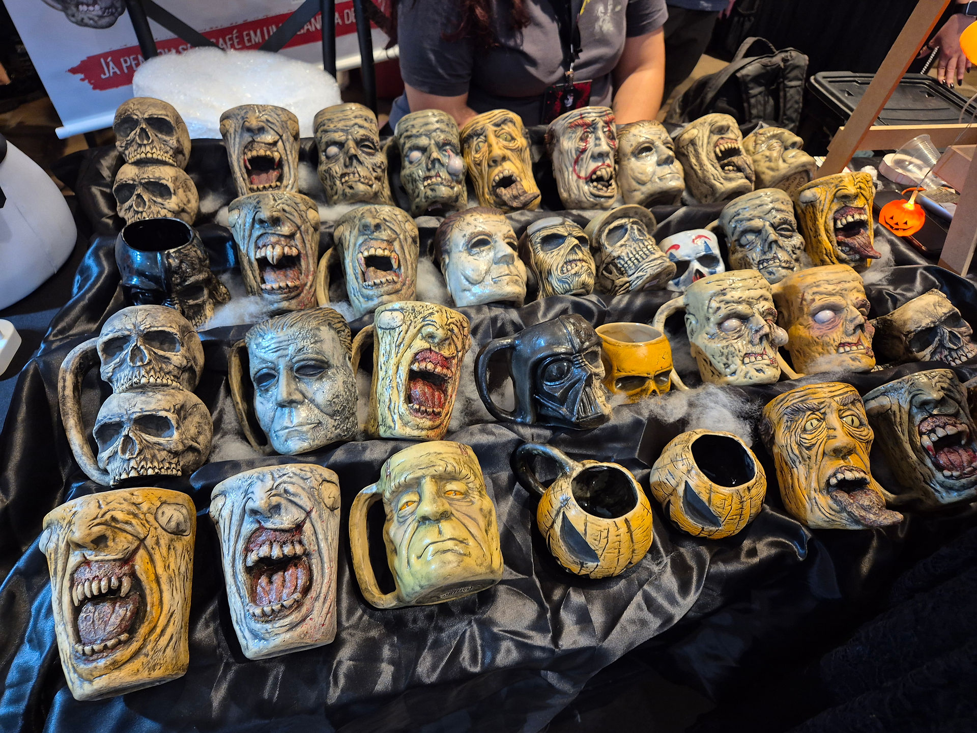 Artists Alley da Horror Expo 2025 com quadrinhos e livros de terror