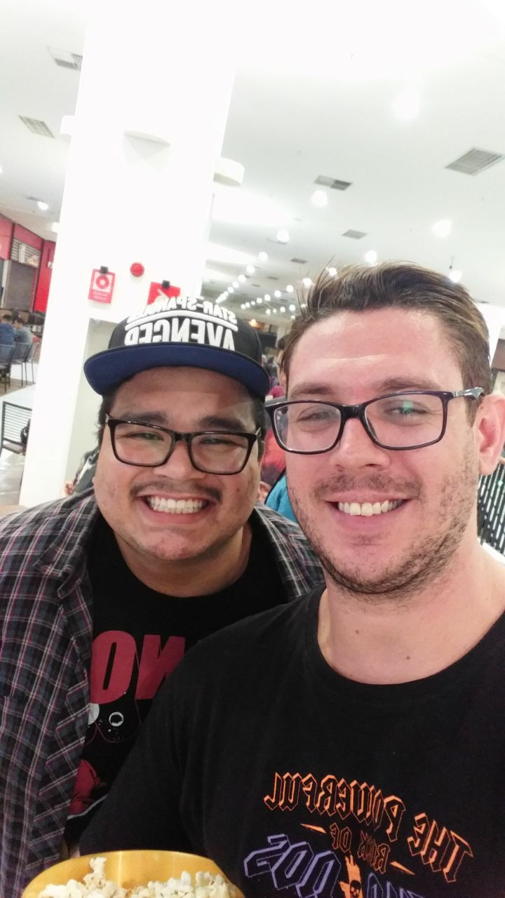 Já no Cinemark do Shopping Tucuruvi, o repórter Paulo Lídio (a esquerda) acompanhou a pré-estreia com o farmacêutico Celso Bramucci (a direita). Imagem: (Be Geeks / Celso Bramucci / Divulgação)