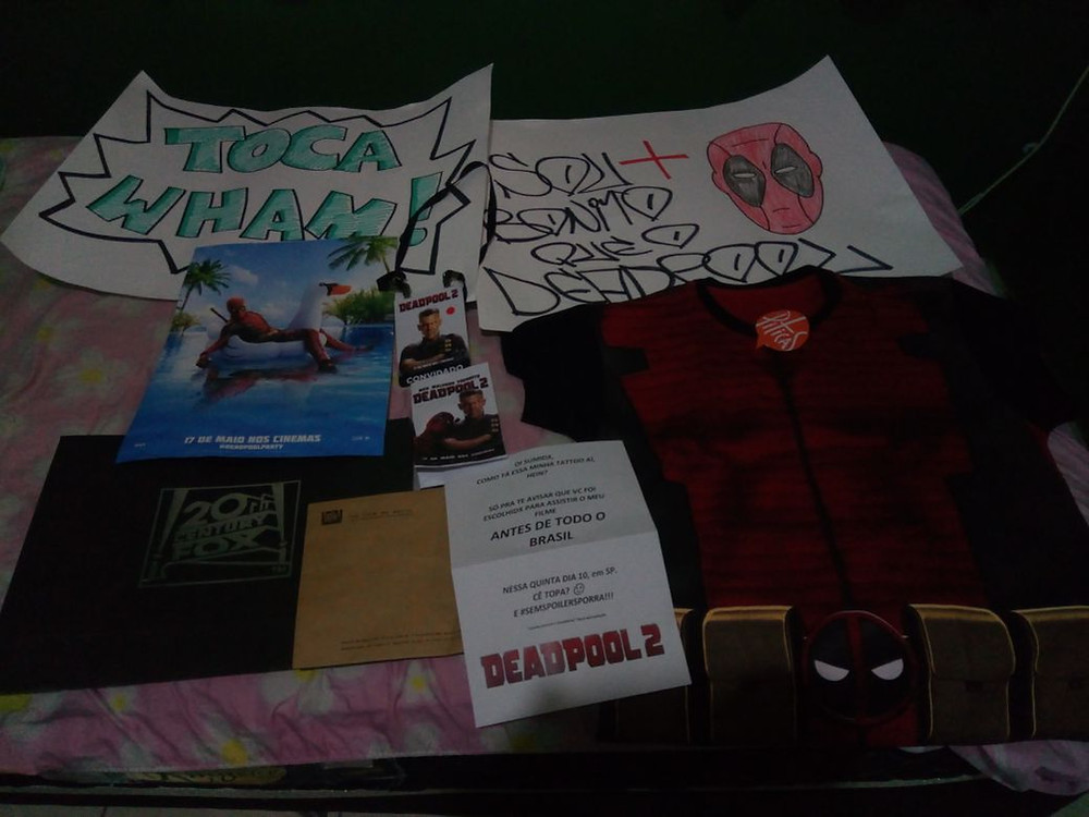 Cartazes, pôster, camiseta e ingresso foram os presentes dados pela 21th Century Fox no evento #deadtourbr. (Imagem: Paulo Lídio)