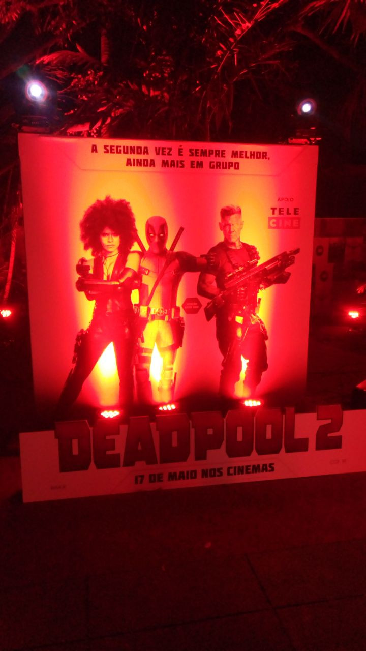A decoração do local com cartazes, banners e posteres de Deadpool 2 estava impecável, deixando todos a vontade para tirar fotos, filmar e fazer materiais. (Imagem: Paulo Lídio)