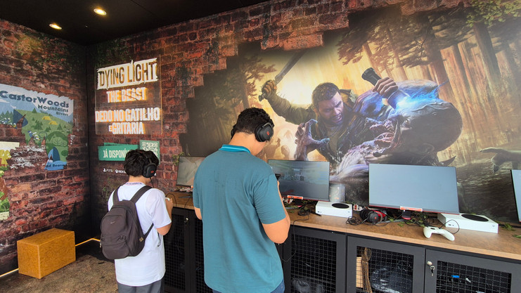 Visitantes testando Dying Light: The Beast no estande temático do Hopi Hari