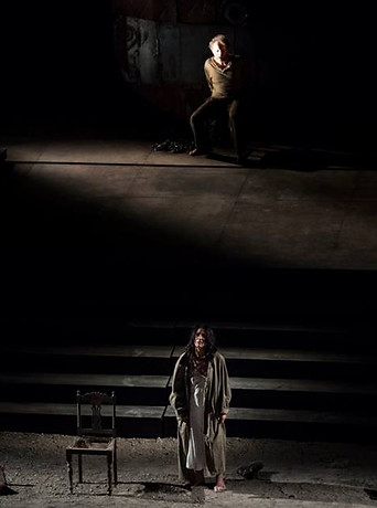 Io (Alessandra D'Elia) e Prometeo (Luca Lazzareschi)
