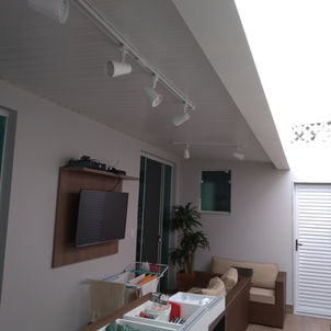 telhado branco com telha termo acústica e iluminação com trilhos de led