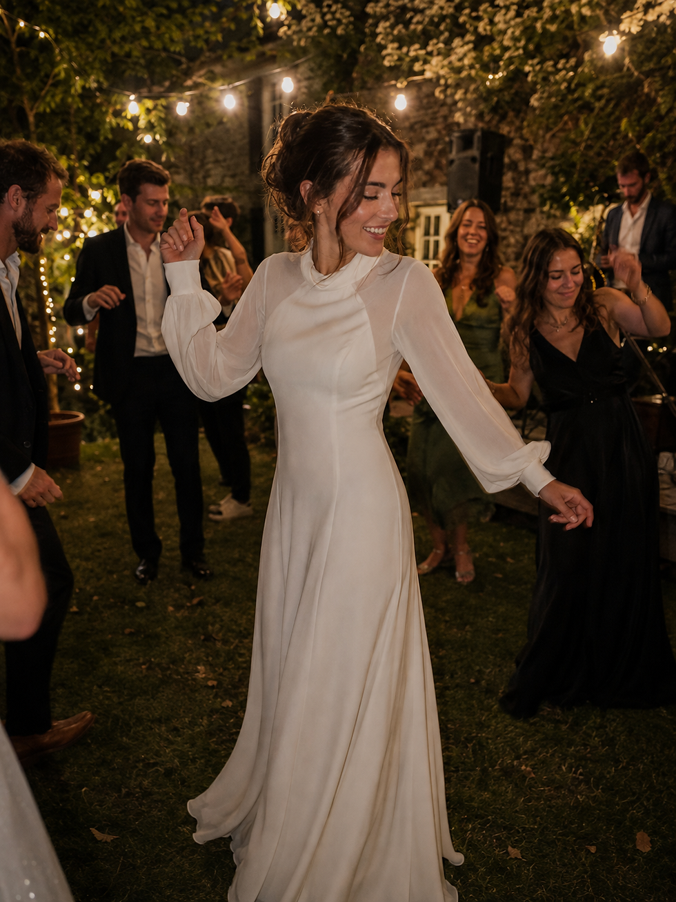 Une mariée danse dans sa robe sur mesure en crêpe de soie