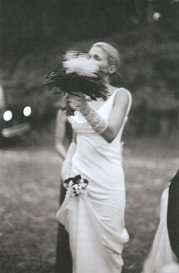 Carolyn Bessette-Kennedy dans sa magnifique robe de mariée nuisette
