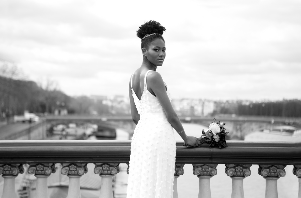 Bride on Alexander III Bridge in Paris by a fashion and wedding photographer
Meilleur photographe mariage couple paris ile-de-france/ noté 5 étoiles