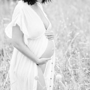 Un femme enceinte qui touche son ventre