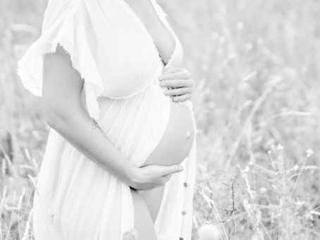Un femme enceinte qui touche son ventre
