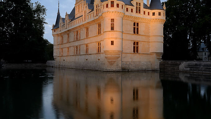 Individuels (jusqu'à 8 personnes)
Installé dans l’ancien pressoir, le centre d’interprétation est un espace accessible à tous qui propose des contenus adaptés aux personnes en situation de handicap. Outils numériques et tactiles, ressources documentaires et vidéos retracent l’histoire de ce monument remarquable et permettent de mieux appréhender son architecture ainsi que ses spécificités.
L’accueil du château peut remettre gratuitement sur demande un livret FALC (facile à lire et à comprendre) du château pour les visiteurs en situation de handicap mental et un plan adapté du parc pour les personnes à mobilité réduite (également téléchargeables gratuitement sur le site internet à la rubrique ("Visiter > Visiteurs en situation de handicap > Les outils de visite").
Au début du parcours de visite, un plan tactile et en noir du domaine permet à tout visiteur de se situer et de s’orienter sur le site en découvrant l’emplacement du château, les cheminements et les points d’intérêt du parc paysager. D’autres panneaux explicatifs enrichis d’illustrations jalonnent les allées du domaine et présentent les éléments remarquables du château et du parc paysager.
Groupes (à partir de 9 personnes)
Le service culturel du château d’Azay-le-Rideau propose une offre variée d’activités à destination des personnes en situation de handicap sur des thématiques comme l’architecture, l’histoire du parc paysager, ou encore le mode de vie à la Renaissance.
Elles sont animées par des médiatrices culturelles formées à l’accueil des personnes en situation de handicap. Ces visites privilégient une approche sensorielle permettant aux publics de mieux s’approprier le château et ses collections, grâce notamment à l’utilisation de dispositifs tactiles et de maquettes.
Services :
Chiens autorisés tenus en laisse dans le parc et en sac de transport dans le château.
Poussettes autorisées dans le parc, non autorisées dans le château.
Equipements bébé disponibles (table à langer, chauffe-biberon ...)
Photos autorisées dans le château sans flash.
Restaurant/salon de thé "Le Lavoir" ouvert de Pâques à fin septembre.
Pique-niques non autorisés dans l'enceinte du monument.
Interdiction de fumer sur l’ensemble du site, tant à l’intérieur qu’à l’extérieur du monument. En application du décret n° 2025-582 du 27 juin 2025 relatif aux espaces sans tabac, les lieux collectifs extérieurs où enfants et adolescents peuvent être présents ou exposés, notamment les parcs et jardins publics, deviennent des espaces sans tabac.