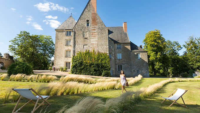 Le Musée Balzac-Château de Saché est porteur de la marque Qualité Tourisme™, marque attribuée par l’État aux professionnels du tourisme pour la qualité de leur accueil et de leurs prestations.
Il est signataire de la charte Môm'Art et s'engage dans une démarche active de qualité envers les jeunes visiteurs et leurs familles.
Langues parlées à l’accueil : français et anglais
Parkings gratuits vélos et voitures. Le parking du musée n’est pas adapté pour le stationnement des camping-cars. Le stationnement est toutefois toléré pour une nuit. Une aire dédiée aux camping-cars se trouve dans le village de Pont-de-Ruan, à 3 km du musée.
Consigne (casque/bagage)
Librairie-boutique avec vente de boissons (thé et café Balzac, jus de fruits et eau minérale en vente). Outre des ouvrages de référence sur Balzac et son œuvre, de nombreux articles sont proposés à la vente : carnets, nécessaires de calligraphie, épicerie tourangelle, prêt à porter "balzacien", bijoux, parfums, bougies, vaisselle, arts décoratifs, loisirs créatifs, jeux, etc.
Accueil bébé : table à langer dans les toilettes ; emplacement pour déposer la poussette et chauffe-biberon disponible à l'accueil sur demande.
Espace de pique-nique
Dans le village, restauration (restaurant gastronomique L’Auberge du XIIe siècle, bar Le Balzac), hébergement (chambres d’hôtes, gîte d’étape) et commerces (boulangerie, épicerie).
Aux beaux jours, des transats sont à la disposition des visiteurs dans le parc du musée.
Les animaux de compagnie ne sont pas admis dans l'enceinte du site.
Accueil Vélo, c’est la garantie pour le cycliste d’un établissement :
Situé à moins de 5 km d’un itinéraire vélo
Disposant d’équipements adaptés aux cyclistes : abri vélo sécurisé, kit de réparation