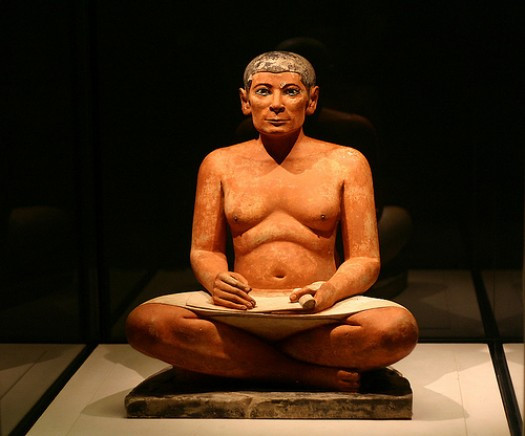 Estatua egipcia de un escriba sentado