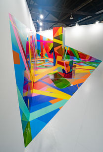Tape Art Raumecke mit vielen bunten Klebebändern und starkem Kontrast zu weißem Raum
