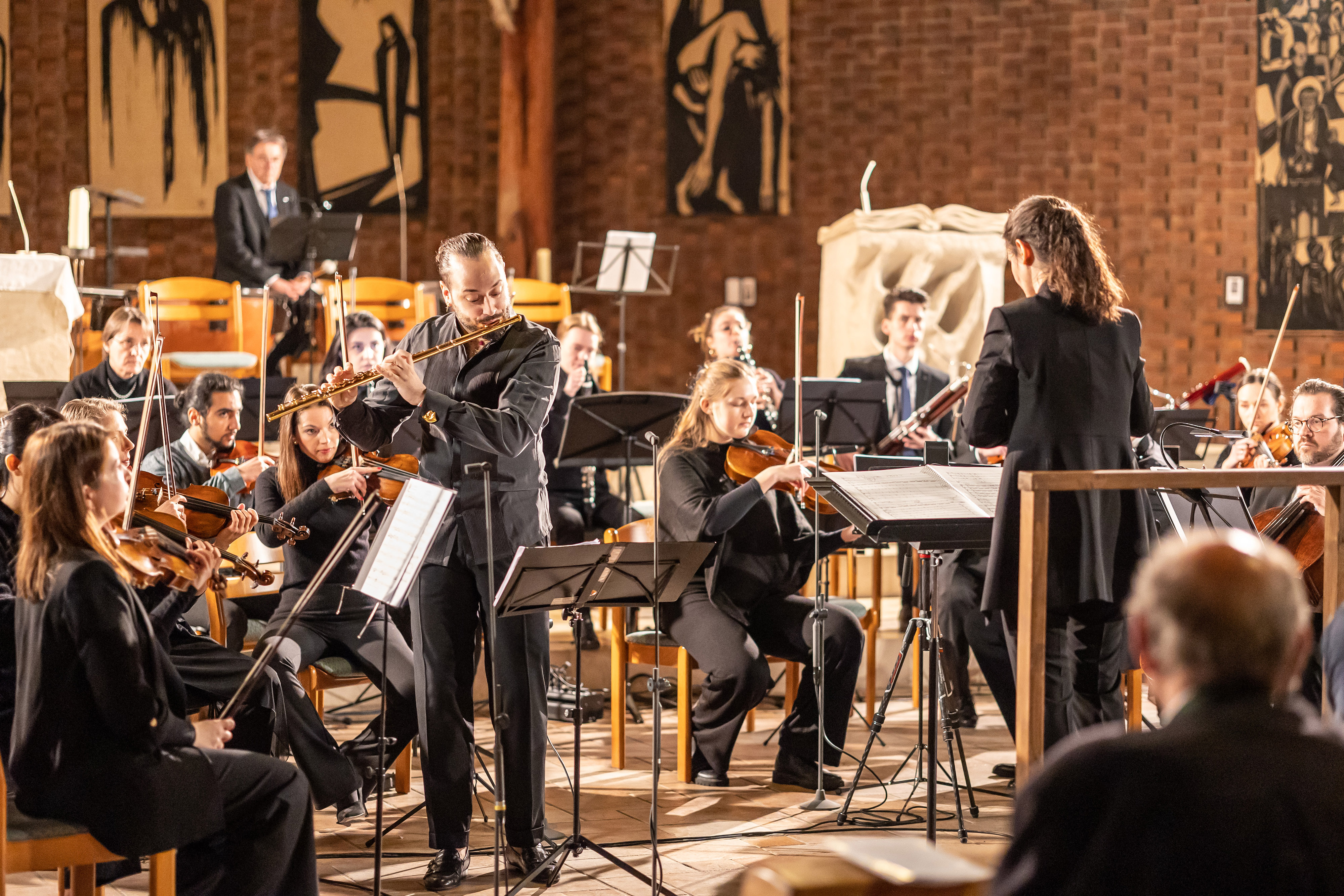 Stathis Karapanos performing with Sinfonietta Passau