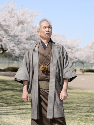 Monsieur en tenue traditionnel japonaise. Kimono et veste haori