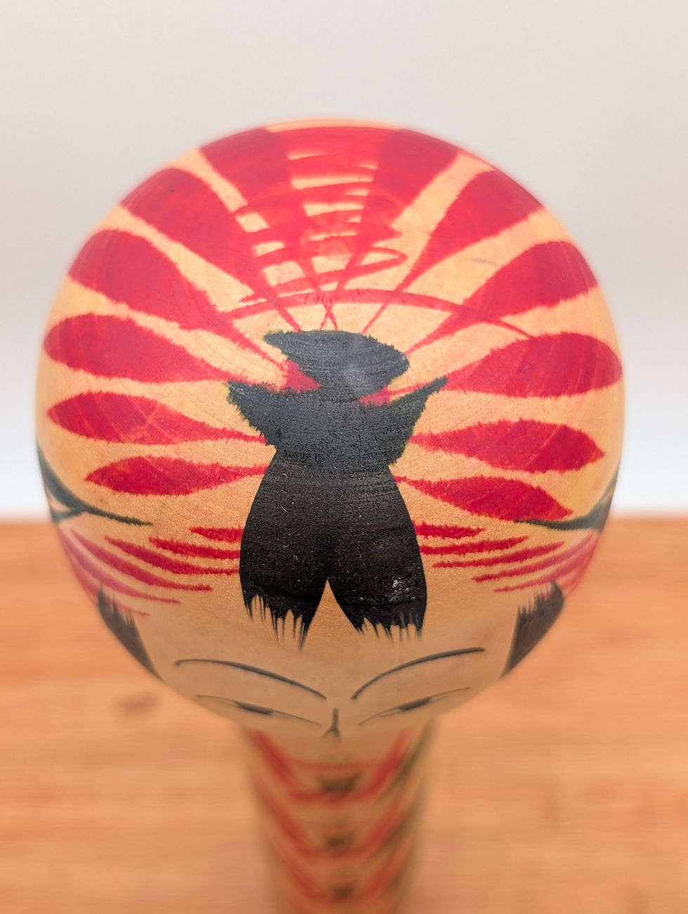 Miniature : Grande Kokeshi Vintage "Togatta" (30cm) – Fleurs Rouges & Patine du Temps