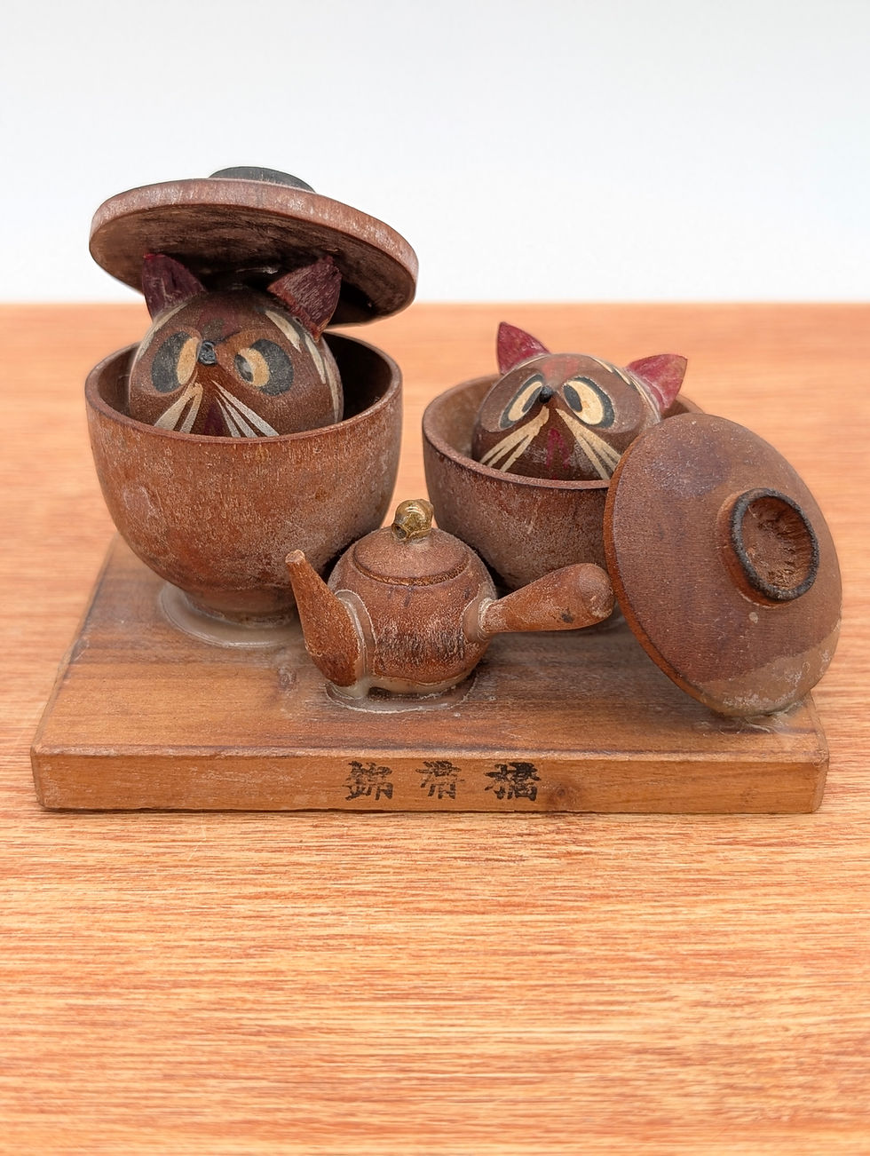 Miniature : Scène Tanuki Miniature Vintage en Bois - Set de Thé (8.5cm)