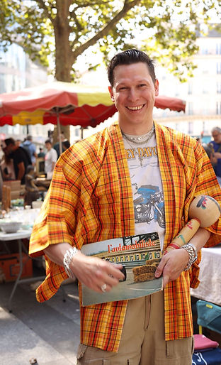 Jeune homme avec haori et kokeshi chiner sur brocante