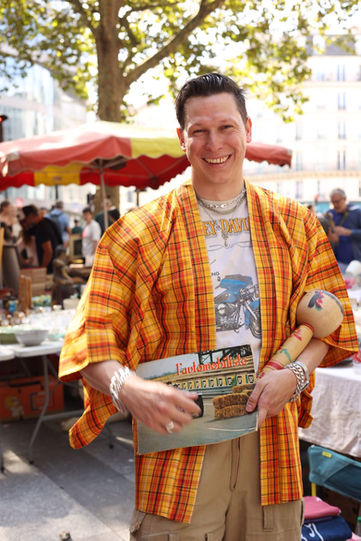 Garçon avec un haori et une kokeshi achetés sur le stand de Madame Haori