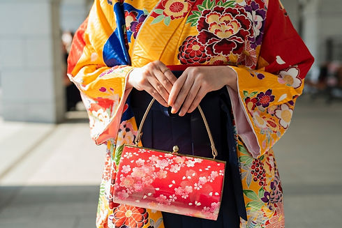 Sac japonais porté par une dame en kimono traditionnel.jpg