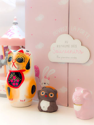 Petite déco japonaise dans une chambre de nouveau né. Maneki neko et tanuki kawaii