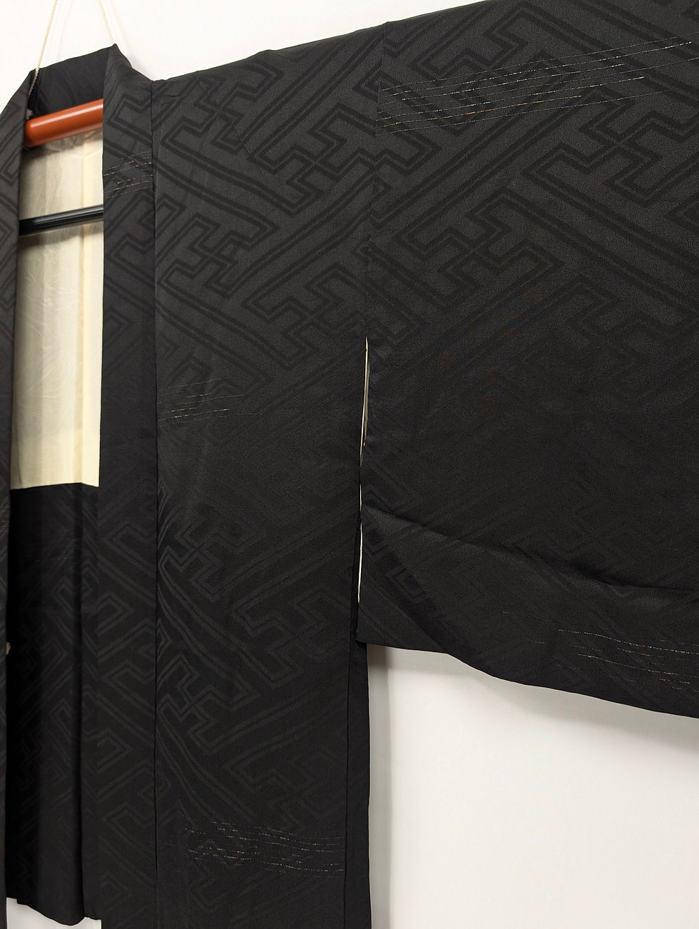Miniature : Veste Haori Vintage Soie Noire Jacquard Sayagata et Kamon