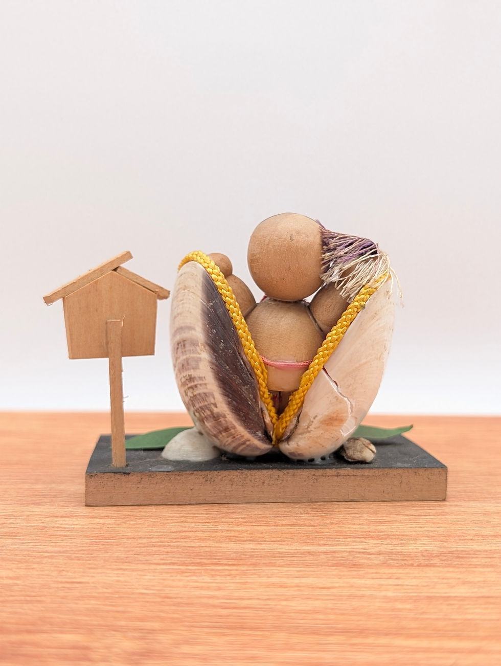 Miniature : Scène Vintage "La Naissance de Momotaro" - Le Garçon Pêche (9cm)