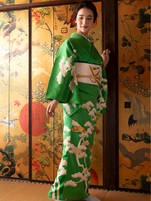 Dame Japonaise en kimono vert, tenue traditionnelles japonaise