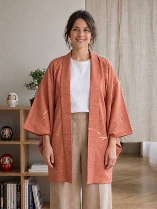 Jeune femme élégante en veste haori japonaise