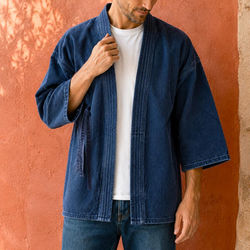 Homme portant une veste kendogi japonaise