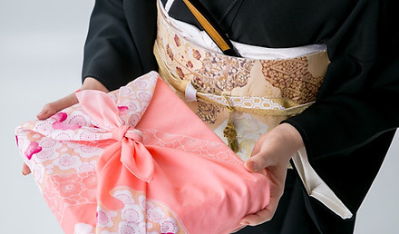 cadeau emballé avec furoshiki