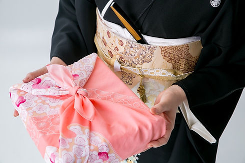 cadeau emballé avec furoshiki.jpg