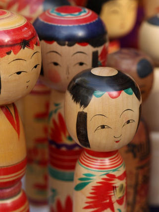 Zoom sur des Poupée kokeshi traditionnelles vintage