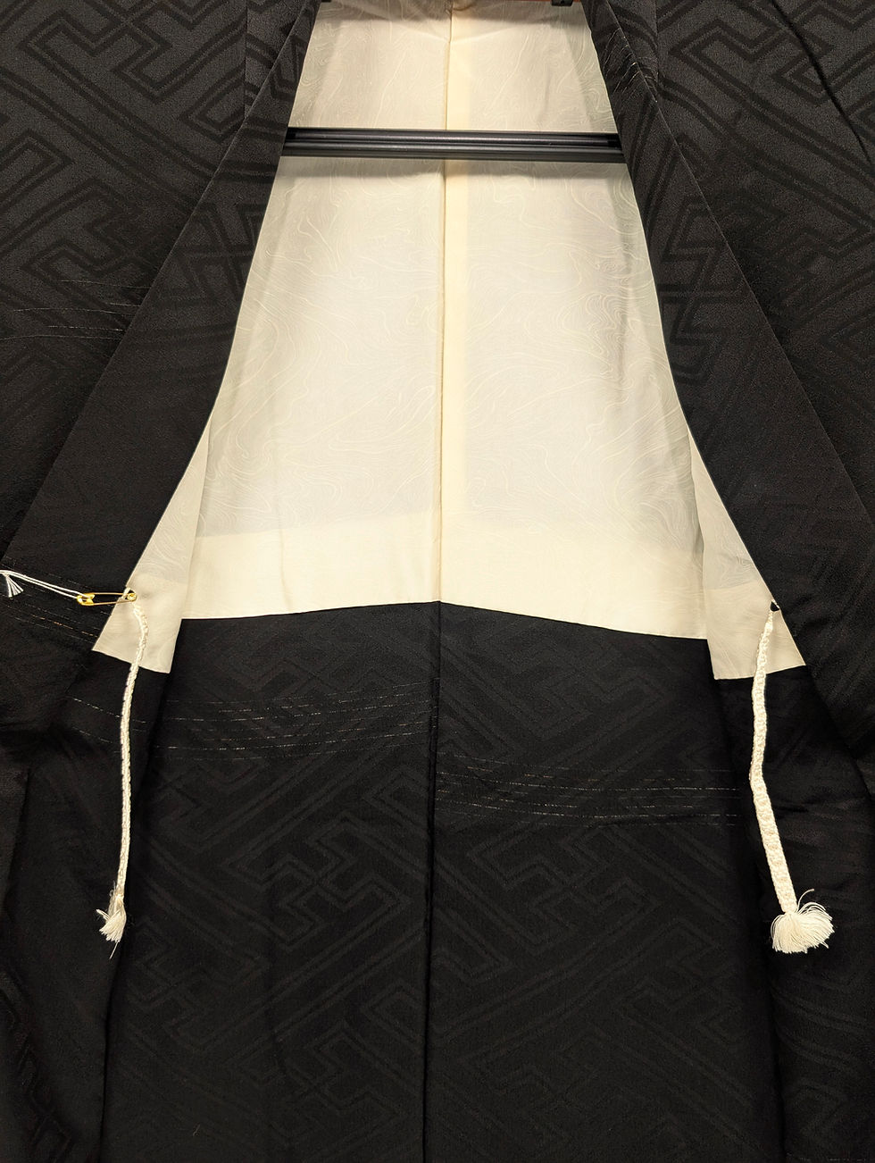 Miniature : Veste Haori Vintage Soie Noire Jacquard Sayagata et Kamon
