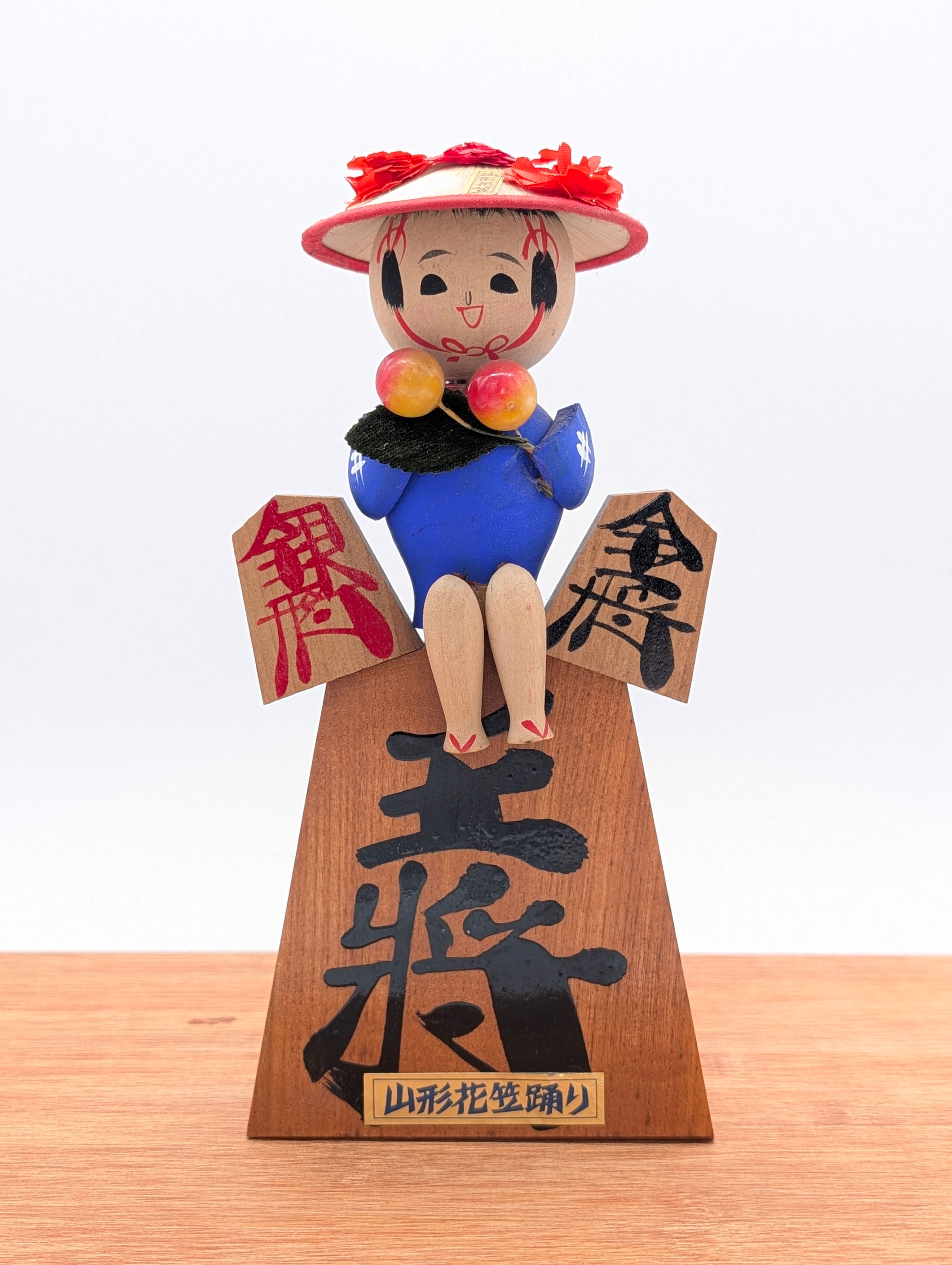 Poupée en Bois Hanagasa Odori (Yamagata) sur Pièces de Shogi