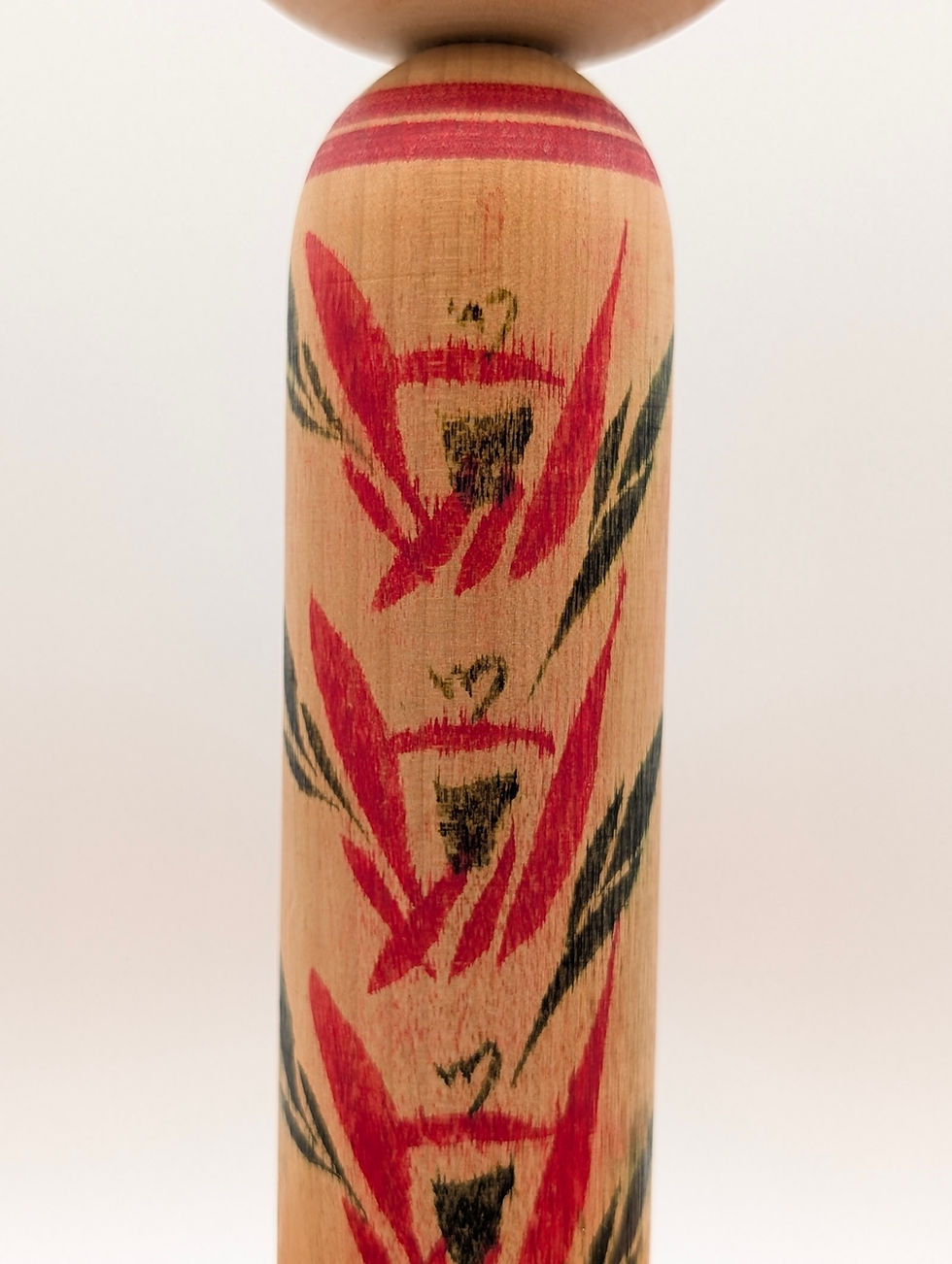 Miniature : Grande Kokeshi Vintage "Togatta" (30cm) – Fleurs Rouges & Patine du Temps