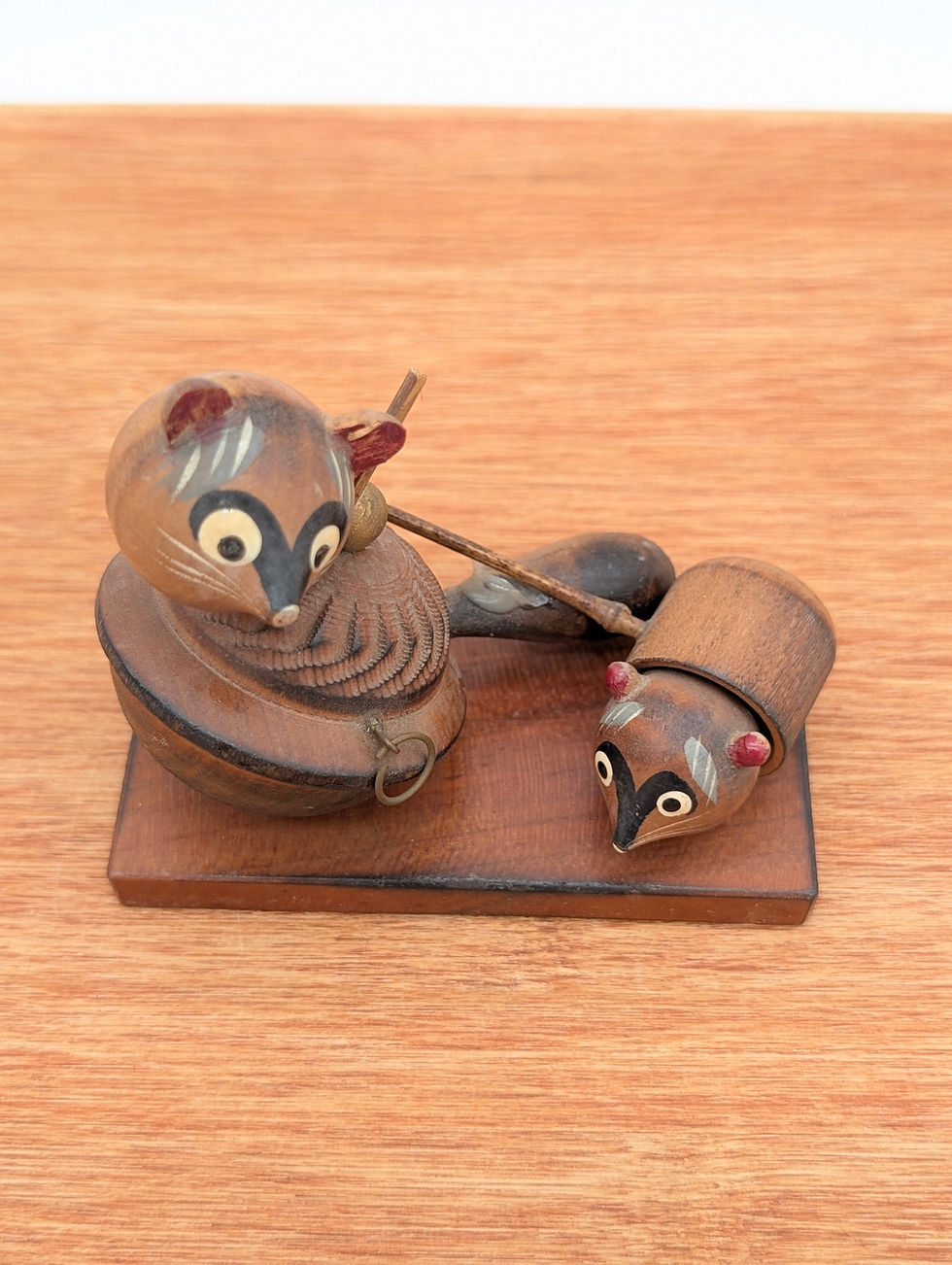 Miniature : Figurine Japonaise Vintage en Bois - Scène de Tanuki Malicieux