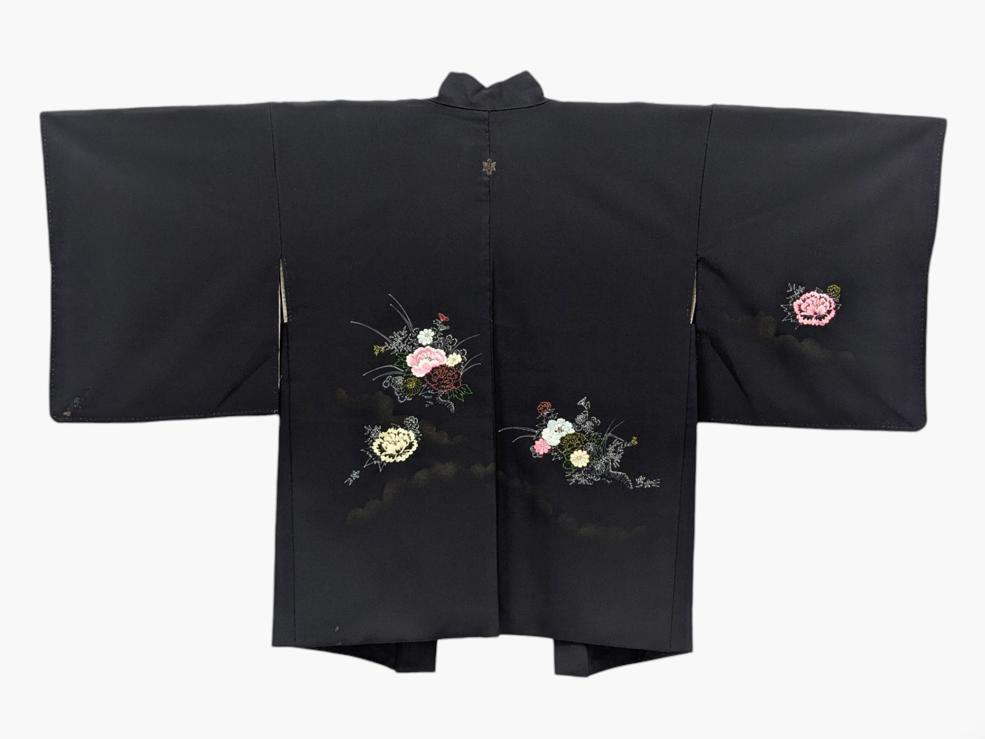 Veste Haori Vintage Noir – Fleurs Brodées & Blason Kamon