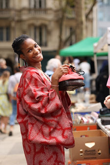 Jeune femme heureuse en haori shibori acheté sur le stand de Madame Haori