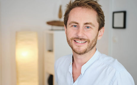 Der Klinische Psychologe Lorenz Sigel in einer Praxis für psychologische Hilfe und Therapie.