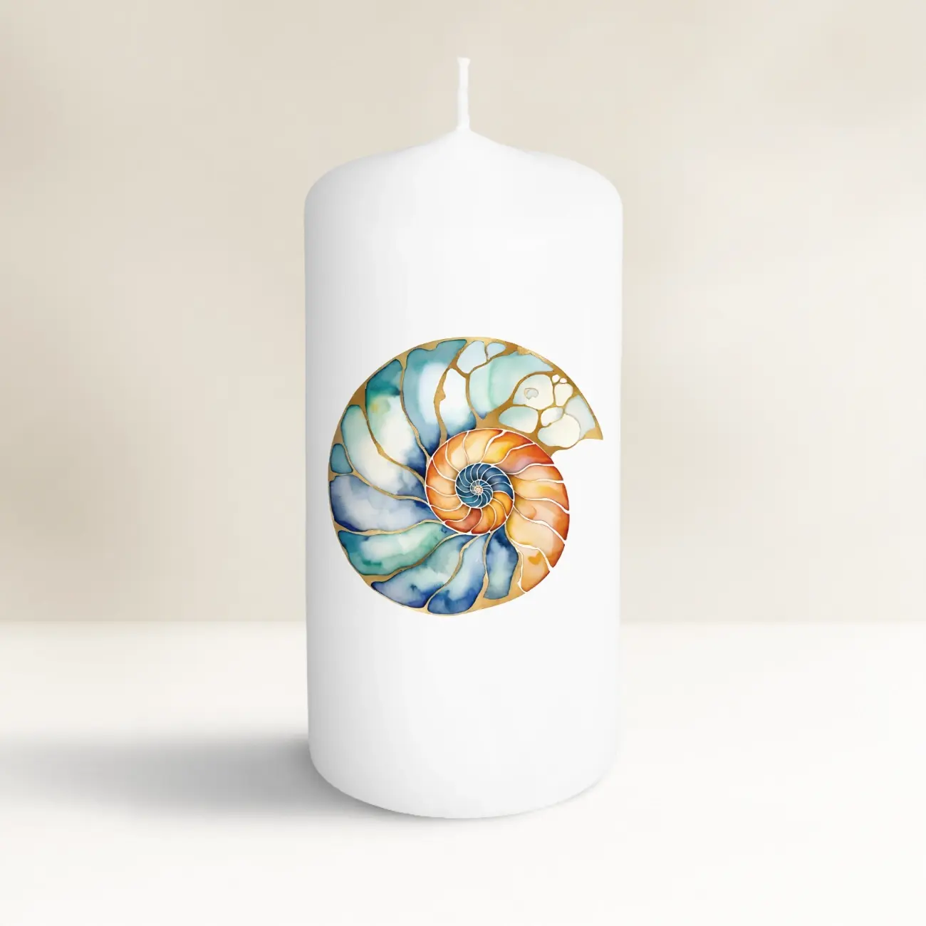 Weiße Kerze mit buntem Muschel-Motiv "Nautilus", im Aquarell-Stil gestaltet