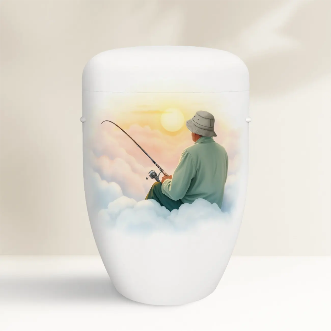 Weiße Urne mit Angler-Motiv - ein Angler im Himmel, umgeben von sanften Wolken