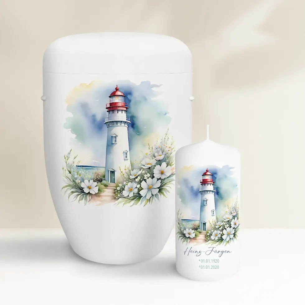 Miniaturbild: Set aus maritimer Urne mit Leuchtturm-Motiv und dazu passender Trauerkerze, personalisierbar mit Namen und Datum