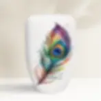 Weiße Natur-Urne mit bunter Pfauenfeder im Aquarell-Stil