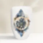 Weiße Urne mit kunstvollem Mandala-Motiv im Aquarell-Stil gestaltet - Künstlerurne