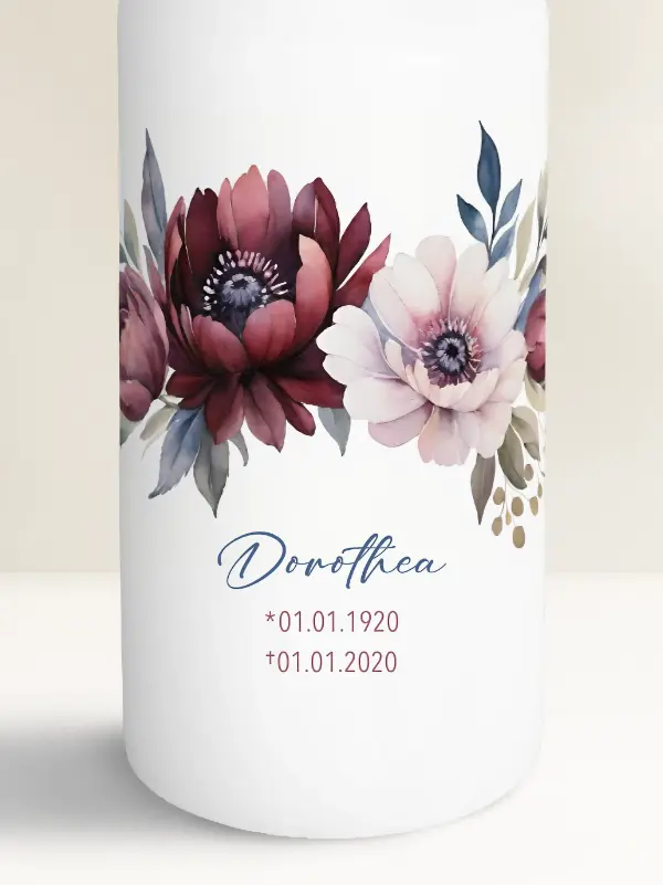 Miniaturbild: Trauerkerze mit weinrotem Blumen-Motiv - personalisierbar mit Namen und Datum