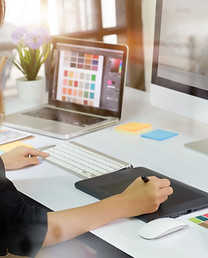 AS GRAPHIC DESIGNER WOMAN AdobeStock_162